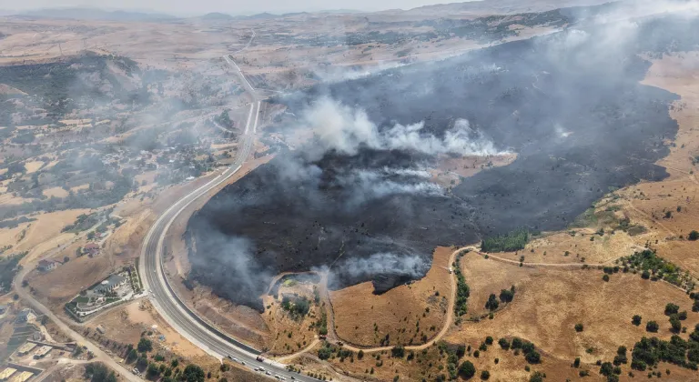 Tunceli'de otluk alandan ormana sıçrayan örtü yangınına müdahale ediliyor