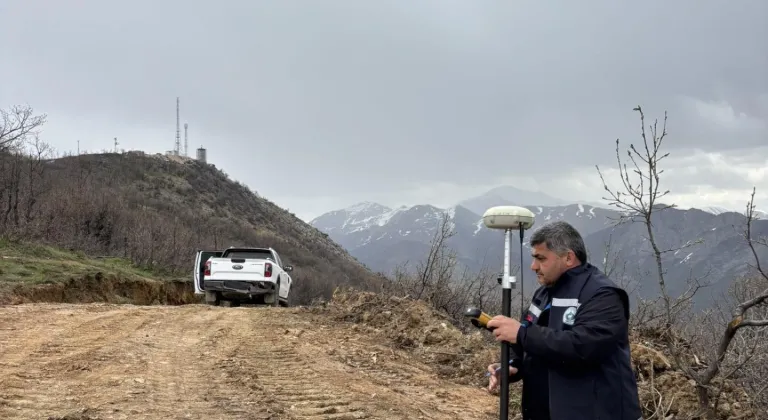 Tunceli'de taşkın nedeniyle köprüsü zarar gören mezraya yeni yol yapılıyor