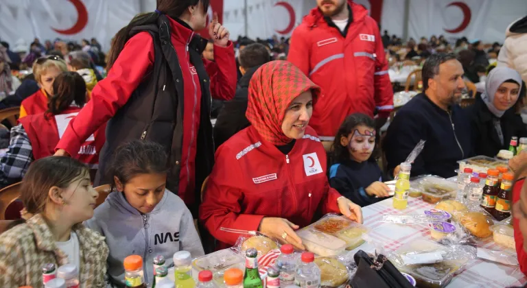 Türk Kızılay Genel Başkanı Yılmaz, Hatay'da depremzedelerle iftar yaptı