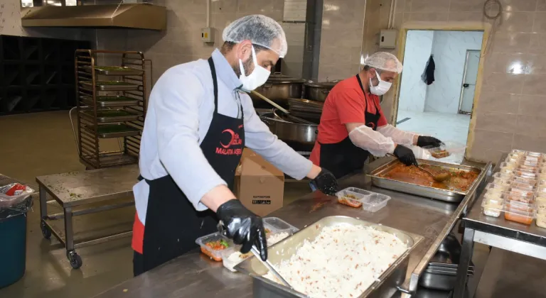 Türk Kızılay Malatya Şubesi her gün 1500 kişiye iftarlık dağıtıyor