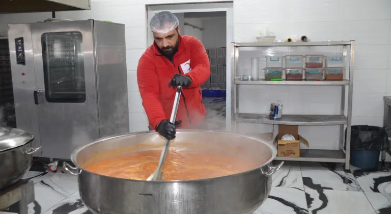 Türk Kızılay Muş'ta 1000 aileye iftar yemeği ulaştırıyor