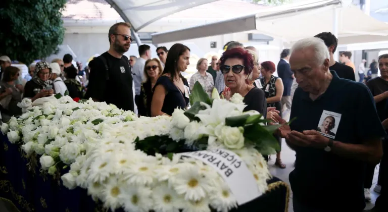 Türk modasının "Madam Z"si Zühal Yorgancıoğlu, İzmir'de son yolculuğuna uğurlandı
