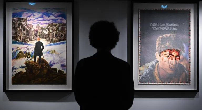 Türk sanatçı Aygeç'in "Sürgündeki Zeytin Ağacına Posterler" Sergisi Londra'da açıldı