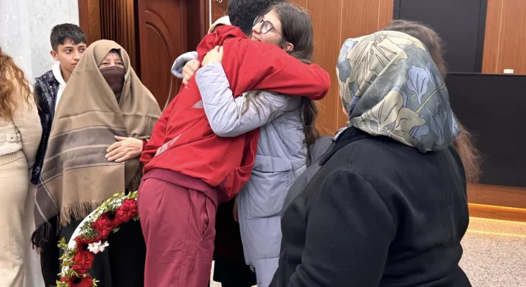 Türk spor tarihine geçen Furkan Akar, Erzurum'da çiçeklerle karşılandı