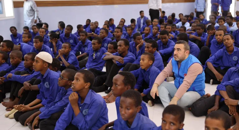 Türkiye Diyanet Vakfının Somali'de inşa ettiği 300 kişilik mescidin açılışı yapıldı