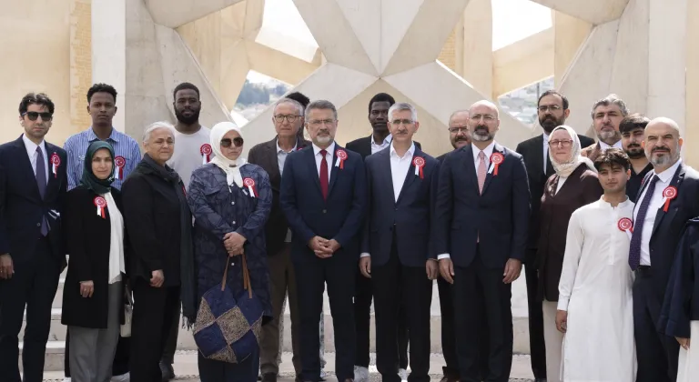 Türkiye Maarif Vakfı heyeti, 12 ülkeden öğrencilerle Hafıza 15 Temmuz Müzesi'ni ziyaret etti
