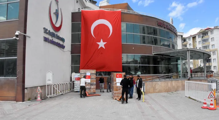 Türkiye'den İran'a tıbbi malzeme taşıyan 6 yardım tırı Van'dan yola çıktı