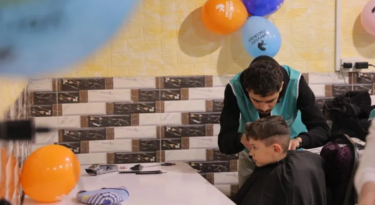 Türkiye’den sivil toplum kuruluşları, Şam’ın Yermuk Kampı’ndaki çocuklar için bayram şenliği düzenledi