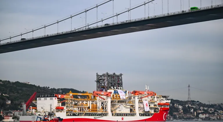 Türkiye'nin enerji filosuna eklenen ultra derin deniz sondaj gemisi "Yıldırım" İstanbul Boğazı'ndan geçti