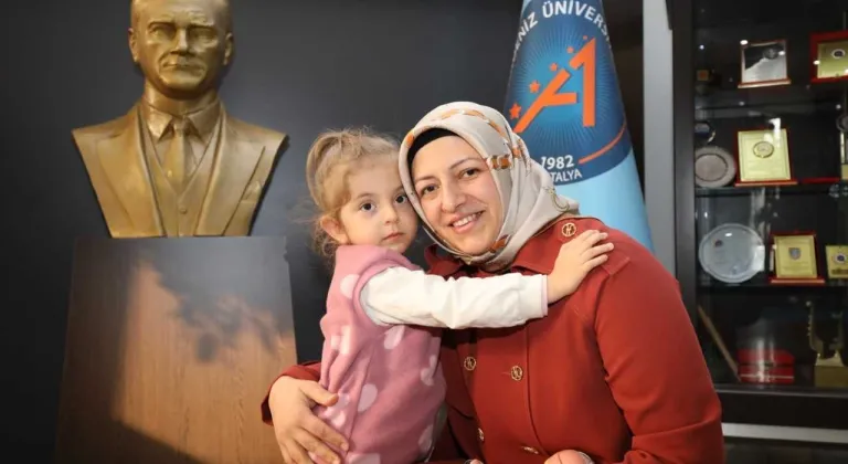 Türkiye'nin ikinci rahim nakli hastası Havva Erdem ve kızı, Rektör Özkan ile bir araya geldi