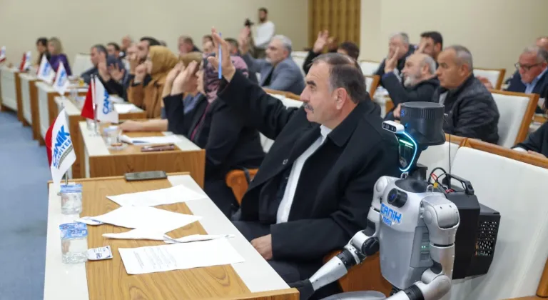 Türkiye'nin nüfusa kayıtlı ilk insansı robotu CANİKMAN meclis toplantısında soruları yanıtladı