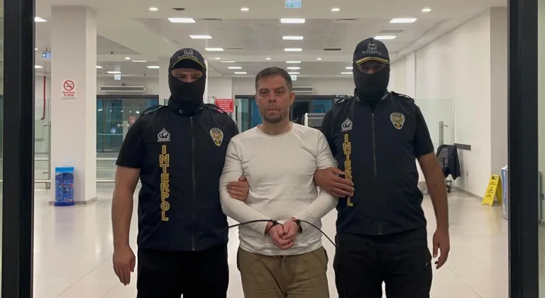 Türkiye'ye iade edilen organize suç örgütü elebaşı Serkan Kurtuluş İstanbul'a getirildi