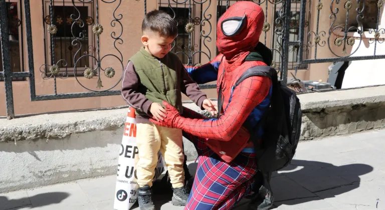 Türkiye'yi gezen "Örümcek Adam" Hakkari'ye geldi