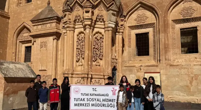 Tutaklı çocuklar Doğubayazıt’ın tarihî ve kültürel mirasını keşfetti
