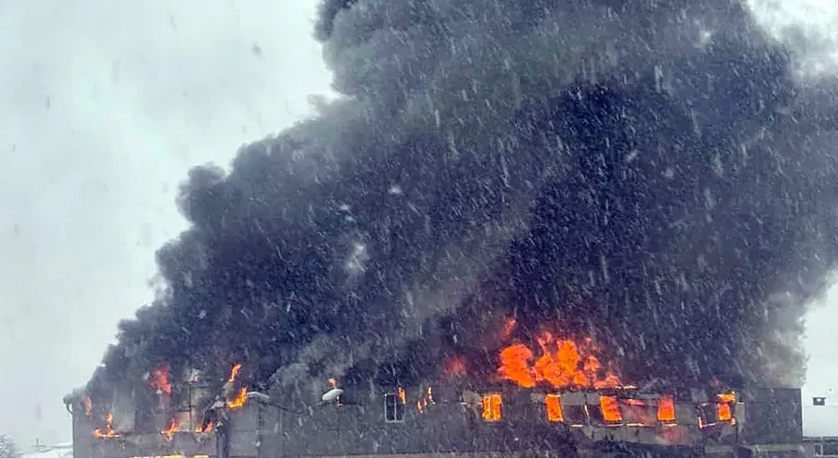 Tuzla'da fabrikada çıkan yangına itfaiye ekipleri müdahale ediyor