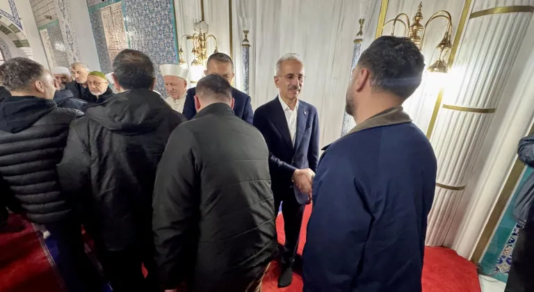 Ulaştırma ve Altyapı Bakanı Uraloğlu, bayram namazını Trabzon'da kıldı