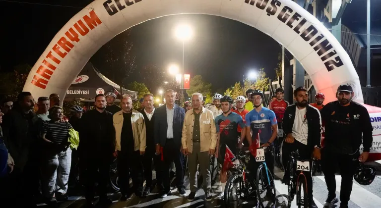 Ümraniye'de 210 bisikletçinin katılımıyla "Gece Kriteryum Yarışı" düzenlendi