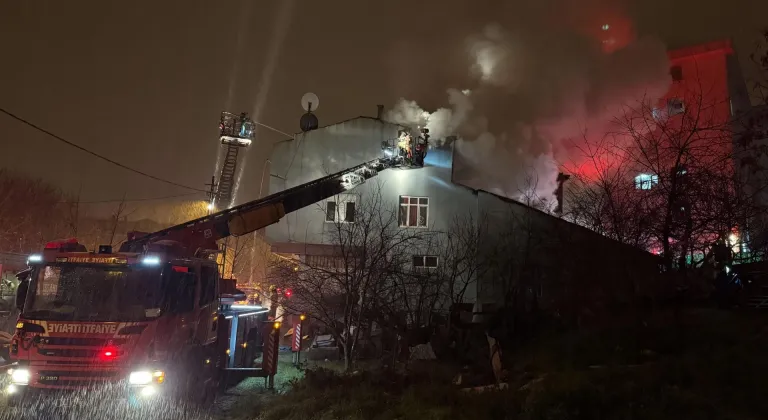 Ümraniye'de bir binada çıkan yangın söndürüldü