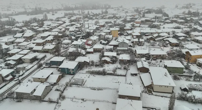 Uşak'ın yüksek kesimlerinde kar yağışı etkili oldu