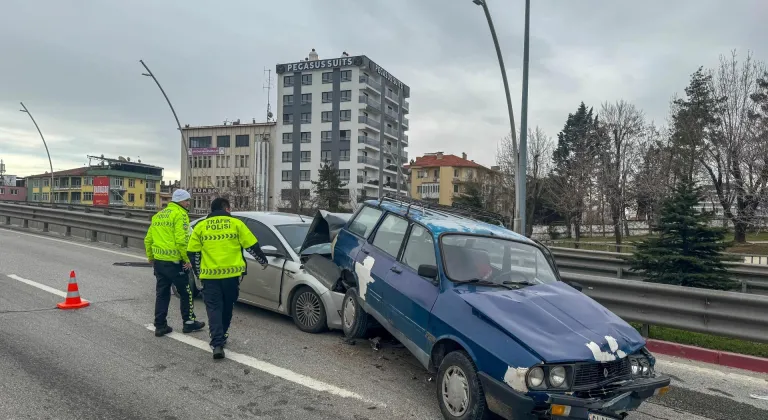 Uşak'ta 3 otomobilin çarpışması sonucu 4 kişi yaralandı