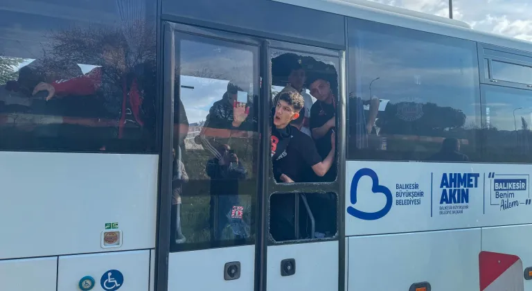 Uşak’ta Balıkesirspor taraftarlarını taşıyan otobüse taşlı saldırı