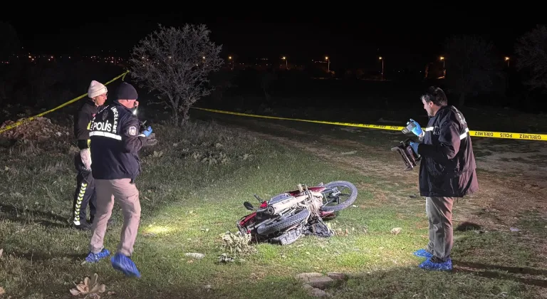 Uşak'ta devrilen motosikletin sürücüsü öldü