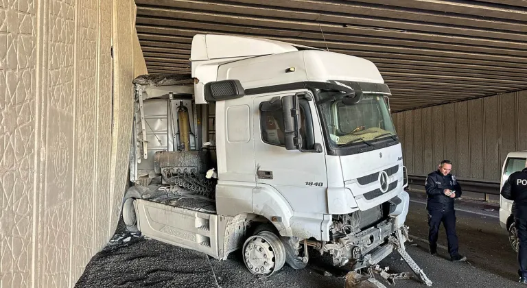 Uşak'ta tır ile çarpışan otomobilin sürücüsü yaralandı