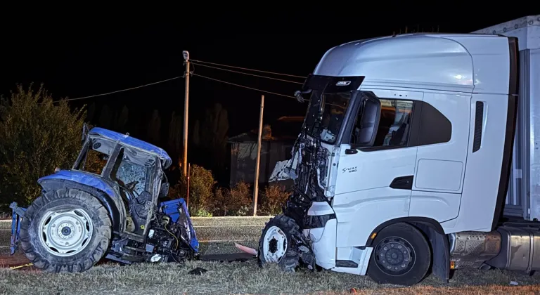 Uşak'ta tırla çarpışan traktörün sürücüsü öldü
