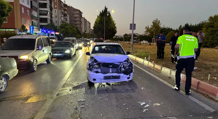 Uşak'ta trafik ışığında bekleyen otomobile çarpan araçtaki 3 kişi yaralandı