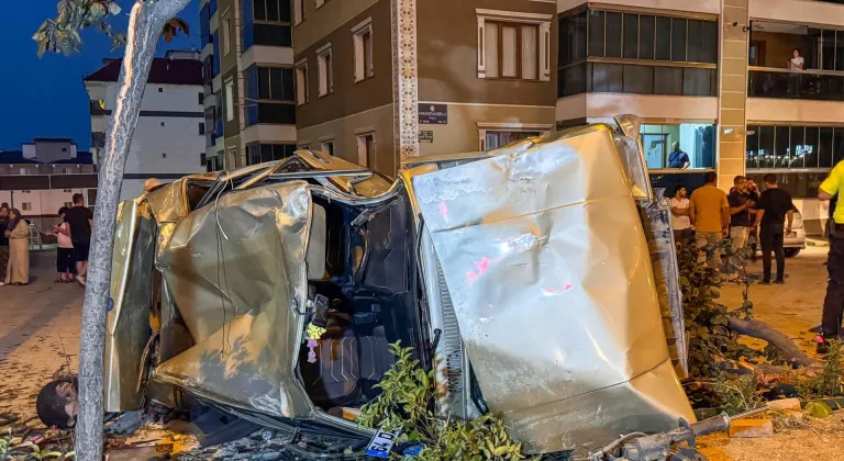 Uşak'ta yayalara çarpan otomobilin site bahçesine devrildiği kazada 3 kişi yaralandı