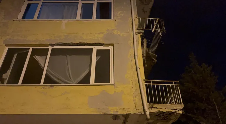Üsküdar'da 4 katlı binanın balkonunda kısmi çökme meydana geldi