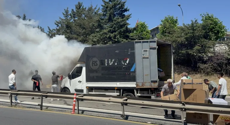 Üsküdar'da kazaya karışan kamyonette çıkan yangın söndürüldü