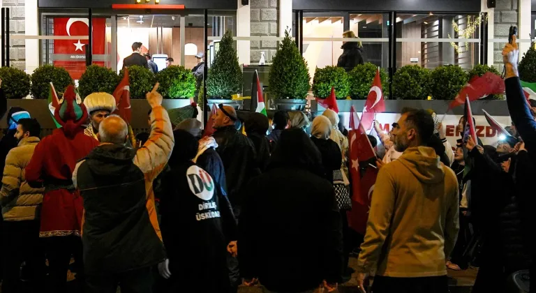 Üsküdar'da mahalle sakinlerinin McDonald's protestosu sürüyor