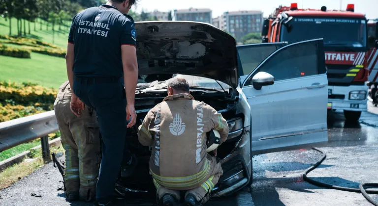 Üsküdar'da yanan otomobil kullanılamaz hale geldi
