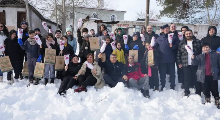 Vali Özarslan, çocuklarla kızak yaptı, kar topu oynadı