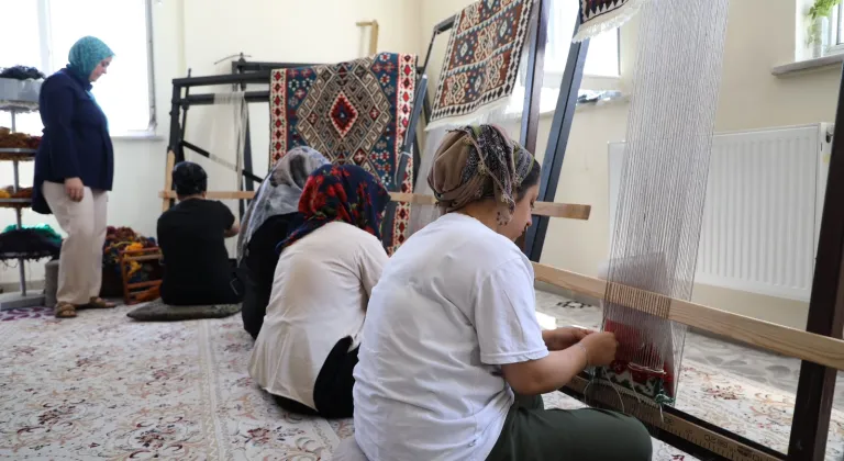 Van Büyükşehir Belediyesi geleneksel kilim dokuma kültürünü geleceğe taşıyor