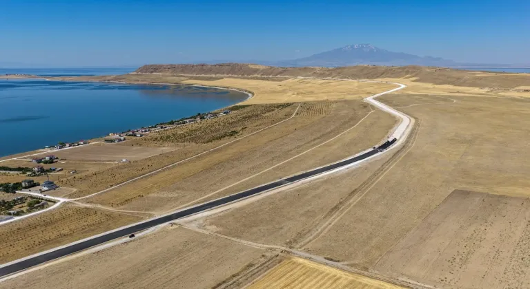 Van Gölü kıyısında ulaşımı kolaylaştıracak Sahil Yolu'nda çalışmalar sürüyor