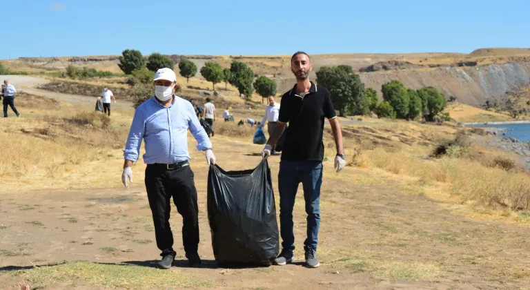 Van Gölü kıyısındaki temizlik etkinliğinde 4 ton çöp toplandı