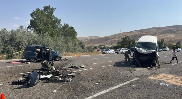 Van'da 2 aracın çarpıştığı kazada 2 kişi öldü, 9 kişi yaralandı