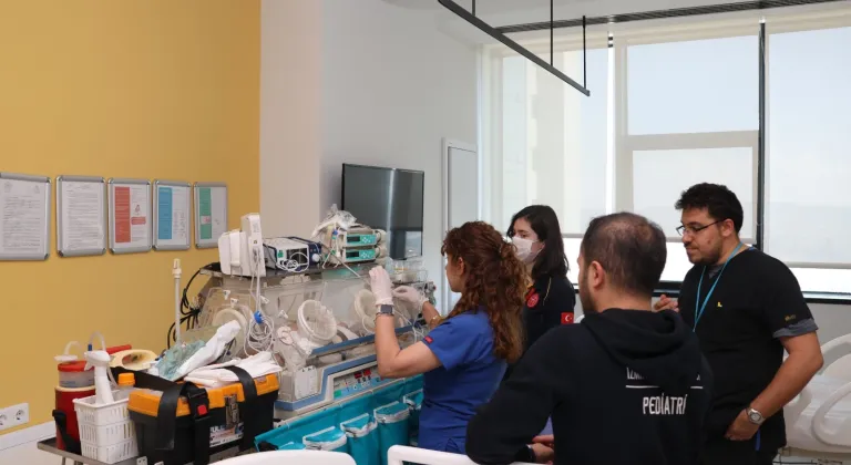 Van'da hastalanan 3,5 aylık bebek, ambulans uçakla İzmir'e sevk edildi