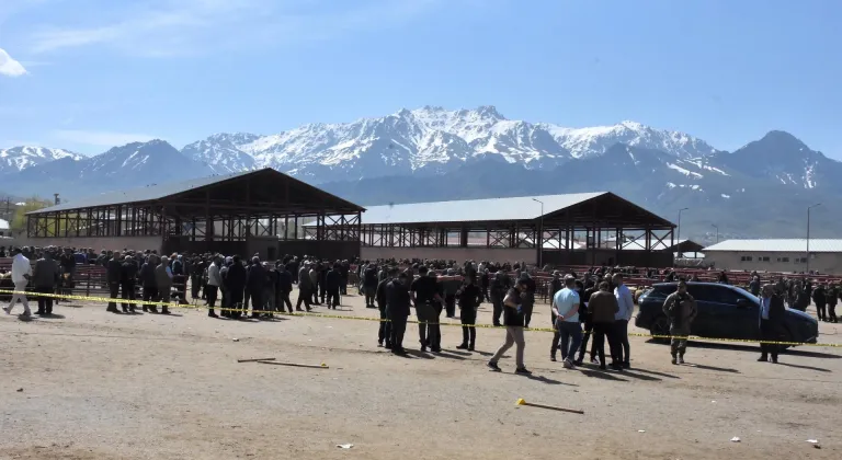 Van'da hayvan pazarında çıkan kavgada 1 kişi öldü, 13 kişi yaralandı
