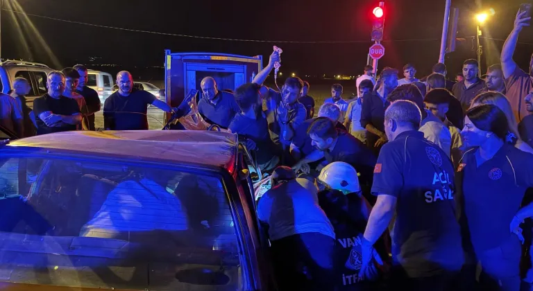 Van'da iki otomobilin çarpıştığı kazada 8 kişi yaralandı