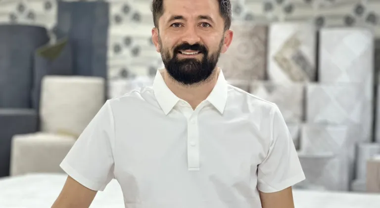 Van'da işitme engelli müşteriyle halı mağazası sahibinin halaylı pazarlığı gülümsetti