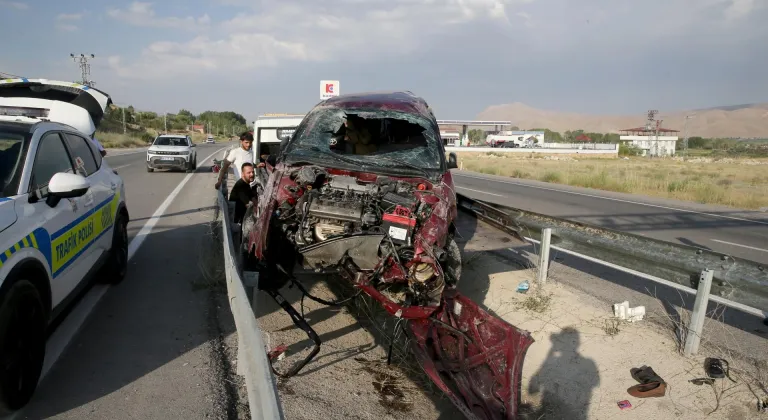 Van'da refüjdeki bariyere çarpan otomobildeki 4 kişi yaralandı
