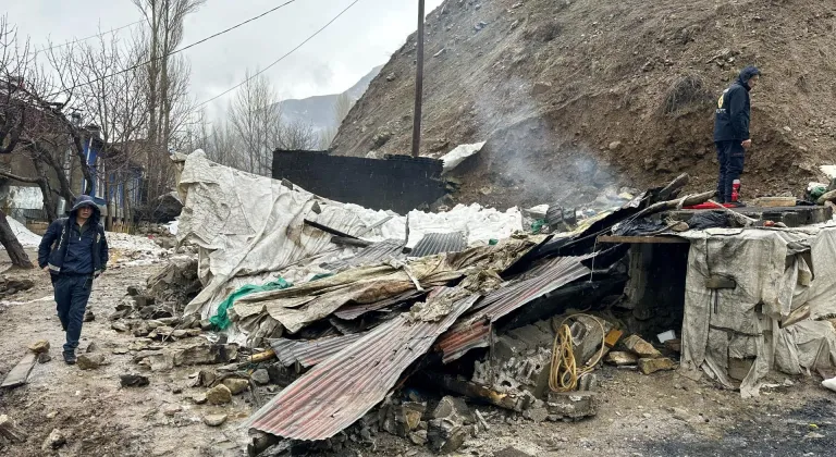 Van'da toprak kayması sonucu çöken tandır evinin enkazında kalan 2 kişi yaralandı