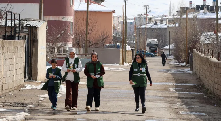Van'da Yeşilay ekipleri kapı kapı gezerek aileleri bağımlılık konusunda bilinçlendiriyor