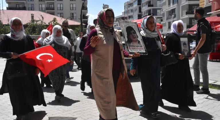 Vanlı aileler DEM Parti İl Başkanlığı önündeki eylemlerini sürdürdü