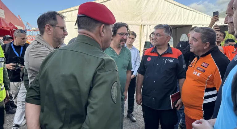 Venezuela Savunma Bakanı Lopez ve Dışişleri Bakanı Gil, Türk arama kurtarma ekibini ziyaret etti