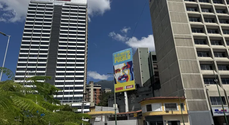 Venezuela'da otoyola Maduro ve eşi için "sizleri geri istiyoruz" afişleri asıldı