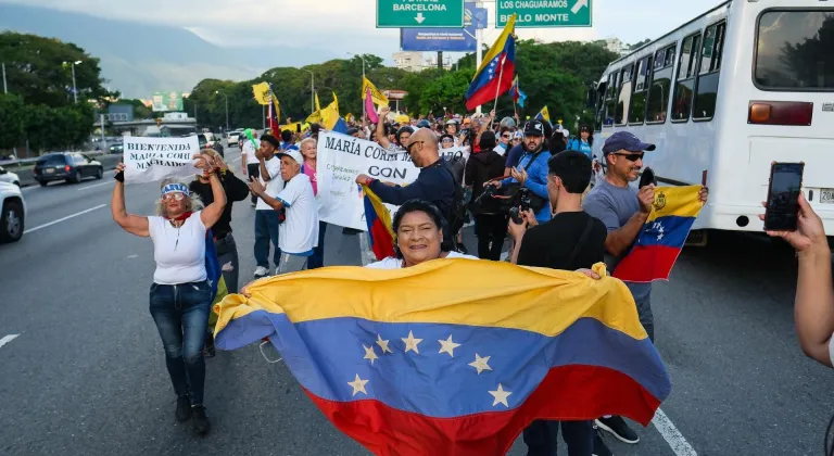 Venezuelalı muhalif lider Machado, gizlice ayrıldığı ülkesine 10 ay sonra döndü